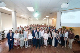 Foto de grupo. Presentación del Retrato de Honor de D. Eugenio José Luque Domínguez. Facultad de Ciencias Económicas y Empresariales. Junio de 2025