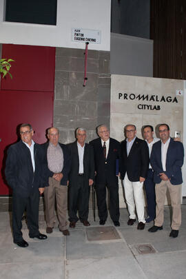Foto de grupo. Inauguración de la plaza Pintor Eugenio Chicano. Málaga. Noviembre de 2016