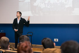 David Meca pronuncia su conferencia "Gestión del talento". Seminario "Emprende 21". Paraninfo. Noviembre de 2017