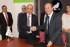 Hamid AL-Haimiy y Pedro Farias en la firma del convenio con la Universidad de Sharjah, Emiratos Árabes. Edificio del Rectorado. Noviembre de 2015