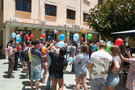 Suelta de globos en la fiesta del Día del Español. Centro Internacional de Español de la Universidad de Málaga. Junio de 2016