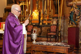 Instante previo a la entrega de medallas de la Cofradía de los Estudiantes. Misa de Lunes Santo. Iglesia de San Agustín. Abril de 2014