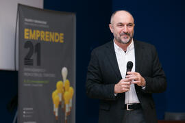 Eugenio José Luque presenta la conferencia de Josef Ajram "¿Dónde está el límite?". Seminario "Emprende 21". Paraninfo. Noviembre de 2017