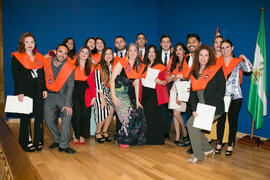 Foto de grupo tras la graduación de Másters de la Facultad de Ciencias Económicas y Empresariales de la Universidad de Málaga. Paraninfo. Abril de 2018