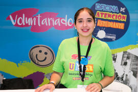 Voluntaria en el estand de la Oficina de Atención al Estudiante. Jornadas de Puertas Abiertas de la Universidad de Málaga. Complejo Polideportivo Universitario. Abril de 2018