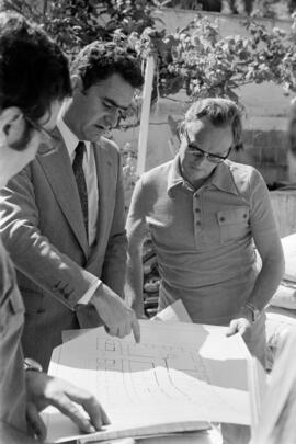 Málaga. D. Francisco de la Torre, Presidente de la Diputación Provincial, ante los planos del módulo a construir en los terrenos del Hospital Civil para alojar la Facultad de Medicina. Septiembre de 1972