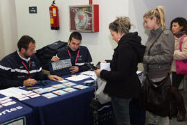 Entrega de acreditaciones. 4º Congreso Internacional de Actividad Físico-Deportiva para Mayores de la Universidad de Málaga. Escuela Técnica Superior de Ingeniería Informática y Telecomunicaciones. Marzo de 2011
