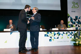 Entrega del galardón conmemorativo a Mariano Ruiz. Acto del 25 Aniversario del Parque Tecnológico de Andalucía. Palacio de Ferias y Congresos de Málaga. Noviembre de 2017