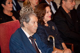 Manuel Alcántara y Mariluz Reguero en la entrega de la Medalla de la Ciudad y el título de Hijo Predilecto a Eugenio Chicano. Ayuntamiento de Málaga. Octubre de 2014
