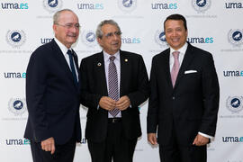 Francisco de la Torre, Álex Mejía y José Ángel Narváez. Presentación del Centro Internacional de Autoridades y Líderes. Edificio del Rectorado. Julio de 2018