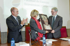 Nombramiento de D. Antonio Ávila como Alumno de Honor de la Facultad de Ciencias Económicas y Empresariales de la Universidad de Málaga. Facultad de Ciencias Económicas y Empresariales. Noviembre de 2011