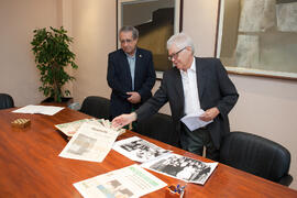 Juan de Dios Mellado y José Ángel Narváez. Firma del convenio para la donación del archivo fotográfico y la colección completa del Diario 16. Facultad de Ciencias Económicas y Empresariales. Marzo de 2015