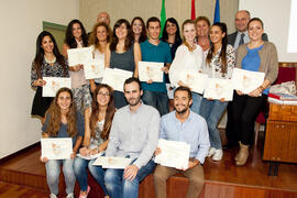 Foto de grupo de los galardonados en los Premios Extraordinarios de Licenciatura, Premios Gauss, Certificaciones AAA y diplomas ganadores V Reto Gestalentum. Facultad de Ciencias Económicas y Empresariales. Octubre de 2014