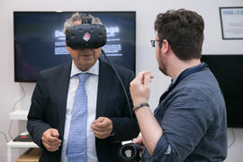 José Ángel Narváez con gafas de realidad virtual. I Workshop Red de Cátedras Estratégicas. Edificio de Tabacalera. Mayo de 2018