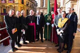 Foto de grupo. Acto de la Hermandad de los Estudiantes en la Catedral. Plaza del Obispo, Málaga. Marzo de 2018