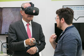 Francisco de la Torre con gafas de realidad virtual. I Workshop Red de Cátedras Estratégicas. Edificio de Tabacalera. Mayo de 2018