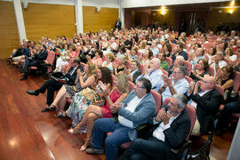Asistentes aplauden la presentación del libro "Sur", de Antonio Soler. Edificio del Rectorado. Octubre de 2018