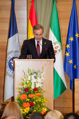 Miguel Porras Fernández en la investidura como Doctores "Honoris Causa" de Michelle Mattelart y Armand Mattelart por la Facultad de Ciencias de la Comunicación de la Universidad de Málaga. Rectorado. Abril de 2014