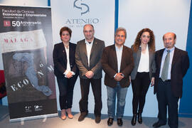 Foto de grupo tras la conferencia de Teresa Dabán. Ateneo de Málaga. Abril 2015