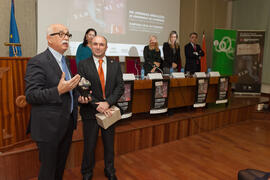 Entrega de obsequio a Felipe Foj durante la inauguración de las VIII Jornadas Andaluzas de Enseñanza de Economía. Facultad de Ciencias Económicas y Empresariales. Febrero de 2015
