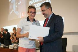 Entrega del quinto premio a Jose María Coves. Entrega de premios en el Paraninfo de la Universidad de Málaga. Olimpiada Española de Economía, Fase Nacional. Junio de 2015