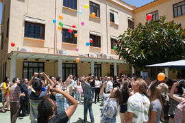 Suelta de globos en la fiesta del Día del Español. Centro Internacional de Español de la Universidad de Málaga. Junio de 2016
