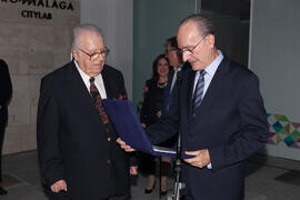 Entrega de placa conmemorativa. Inauguración de la plaza Pintor Eugenio Chicano. Málaga. Noviembre de 2016