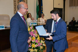 Entrega de distinción a la brillante trayectoria de un alumno. Celebración de San Lucas. Facultad de Medicina. Noviembre de 2019