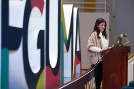 Elsa Marina Álvarez presenta los nuevos cursos on line de la Fundación General de la UMA. Momentos previos a la conferencia "Dialogando", con César Bona. Facultad de Derecho. Enero de 2017
