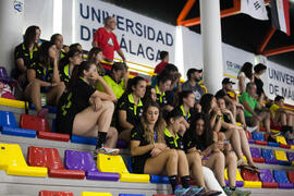 Selección española femenina en la grada. Partido Rusia - España. Categoría masculina. Campeonato del Mundo Universitario de Balonmano. Antequera. Junio de 2016