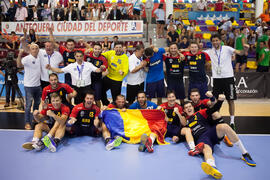Jugadores celebran su victoria. Partido Corea del Sur - Rumanía. Categoría masculina. Campeonato del Mundo Universitario de Balonmano. Antequera. Julio de 2016