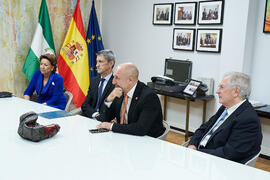Reunión de galardonados previa a la entrega de las distinciones "Oikonomos" de la Facultad de Ciencias Económicas y Empresariales de la Universidad de Málaga. Paraninfo. Diciembre de 2024
