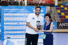 Entrega de trofeo. Ceremonia de clausura del Campeonato del Mundo Universitario de Balonmano. Antequera. Julio de 2016
