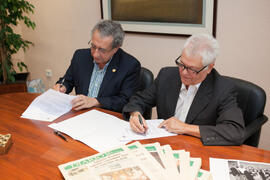 Firma del convenio para la donación del archivo fotográfico y la colección completa del Diario 16. Facultad de Ciencias Económicas y Empresariales. Marzo de 2015