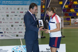 Premio a Mejor Portera para Anastasia Ivanova de Rusia. Acto de clausura y entrega de medallas. 14º Campeonato del Mundo Universitario de Fútbol Sala 2014 (FUTSAL). Antequera. Julio de 2014