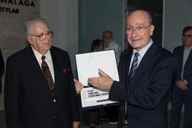Entrega de placa conmemorativa. Inauguración de la plaza Pintor Eugenio Chicano. Málaga. Noviembre de 2016