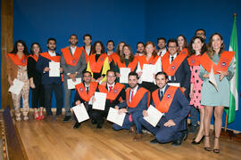 Foto de grupo tras la graduación de Másters de la Facultad de Ciencias Económicas y Empresariales de la Universidad de Málaga. Paraninfo. Abril de 2018