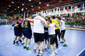 Jugadores celebran su victoria. Partido Corea del Sur - Rumanía. Categoría masculina. Campeonato del Mundo Universitario de Balonmano. Antequera. Julio de 2016