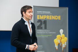 David Meca pronuncia su conferencia "Gestión del talento". Seminario "Emprende 21". Paraninfo. Noviembre de 2017