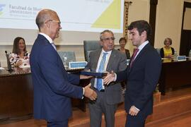 Entrega del premio al mejor expediente académico de Grado a Gonzalo García Martí. Celebración del 50 Aniversario de la Facultad de Medicina de la Universidad de Málaga. Facultad de Medicina. Octubre de 2022