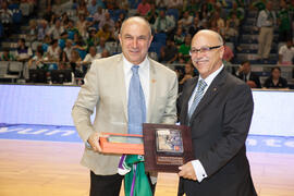 Eugenio Luque y Eduardo García. Homenaje del Unicaja Baloncesto a la Facultad de Económicas en su 50 Aniversario. Palacio de Deportes José María Martín Carpena. Mayo de 2015