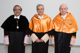 Retrato de José Ángel Narváez, Carlos Ángel Benavides y José Emilio Navas previo a su investidura como Doctor "Honoris Causa" por la Facultad de Ciencias Económicas y Empresariales de la Universidad de Málaga. Edificio del Rectorado. Abril de 2017