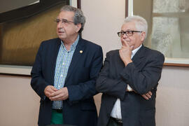 Juan de Dios Mellado y José Ángel Narváez. Firma del convenio para la donación del archivo fotográfico y la colección completa del Diario 16. Facultad de Ciencias Económicas y Empresariales. Marzo de 2015