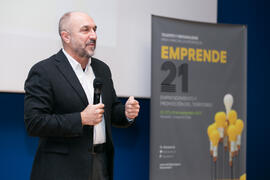 Eugenio José Luque presenta la conferencia de Josef Ajram "¿Dónde está el límite?". Seminario "Emprende 21". Paraninfo. Noviembre de 2017