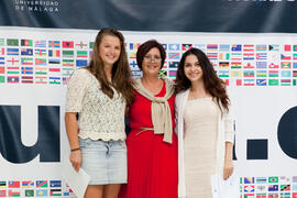 Rosa García con alumnos en su graduación. Centro Internacional de Español. Septiembre de 2014