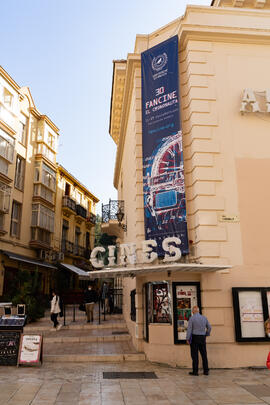 Exteriores del cine. Gala de Clausura de la 30 edición de Fancine de la Universidad de Málaga. Cine Albéniz. Noviembre de 2020