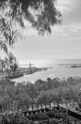 Málaga. Vistas del Puerto y la Malagueta desde el Castillo de Gibralfaro. Diciembre de 1963