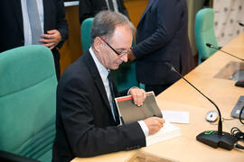 Antonio Soler firma un ejemplar tras la presentación de su libro "Sur". Edificio del Rectorado. Octubre de 2018