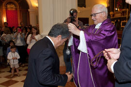 Entrega de medallas de la Cofradía de los Estudiantes. Misa de Lunes Santo. Iglesia de San Agustín. Abril de 2014