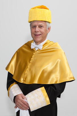 Retrato de Edmund Neugebauer previo a su investidura como Doctor "Honoris Causa" por la Facultad de Medicina de la Universidad de Málaga. Edificio del Rectorado. Noviembre de 2016